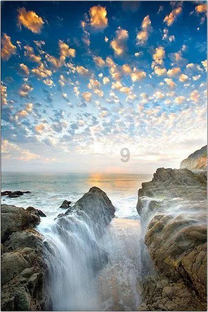 成龙全家福曝光!68岁的他皱纹横生显老态,70岁林凤娇穿小香风优雅贵气